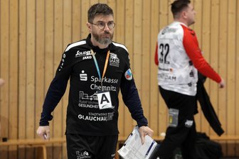 Handball-Regionalliga: HC Glauchau/Meerane ist in Thüringen scharf auf „Bonuspunkte“ - Co-Trainer Oliver Pflug ist nach einer dreimonatigen Pause wieder mit auf der HC-Bank.