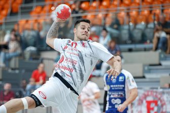 Handball, Regionalliga: Novum beim HC Einheit Plauen löst großen Beifall aus - Florian Wokan (am Ball) vom HC Einheit Plauen schenkt Eisenach II hier gleich ein Tor ein.