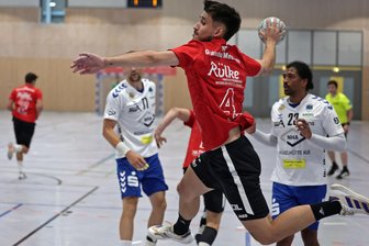 Handball-Regionalliga: Wieso für den HC Glauchau/Meerane trotz der hohen Niederlage beim HV Staßfurt mehr möglich gewesen wäre - Jonas Schürer – hier beim Testspiel gegen Aue am Ball – war mit sechs Treffern bester HC-Werfer gegen Staßfurt.