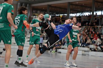 Handball-Regionalligist HC Glauchau/Meerane in Dresden gefordert: Das Hinspiel ist immer noch in den Hinterköpfen - Kreisläufer Oleh Ivanchenko (am Ball) und seine Kollegen vom HC Glauchau/Meerane treten am Samstag in Dresden an.