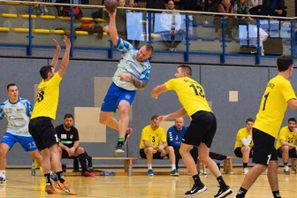 Handball-Regionsklasse: Oelsnitzer Reserve gewinnt das Kellerduell - Mylaus bester Schütze Benjamin Hopfer steigt gegen die Oelsnitzer Benjamin Schmidt (links) und Kurt Hertel zum Wurf hoch.