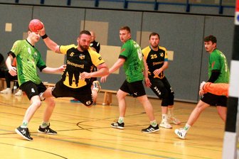 Handball-Regionsoberliga: Letzter Wurf rettet dem TSV Oelsnitz das Unentschieden - David Schmidt erzielt hier einen seiner sechs Treffer.
