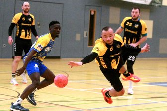 Handball-Regionsoberliga: Oelsnitzer bringen Spitzenreiter Chemnitz die erste Niederlage bei - Der Oelsnitzer Olaf Meisinger (rechts) versucht hier, artistisch noch an den Ball zu kommen.
