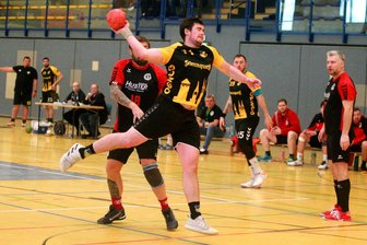 Handball-Regionsoberliga: TSV Oelsnitz feiert fünften Sieg in Folge - Moritz Müller beim Abschluss. Die Männer des TSV Oelsnitz haben sich mit 27:25 gegen Team II des ZHC Grubenlampe durchgesetzt.