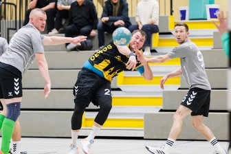 Handball-Regionspokal: TSV Oelsnitz steht im Viertelfinale - Zehn Treffer der Oelsnitzer gingen auf das Konto von Felix Bechler (Mitte).