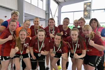 Handball-Regionspokal: Über welche Ehrung sich die HSG Sachsenring trotz der klaren Finalniederlage gegen den HV Grüna freuen kann - Auch mit Silber lässt es sich gut jubeln: Die Handballerinnen der HSG Sachsenring, bei denen Jasmin Friese (vorne links, Nummer 10) eine besondere Ehre zuteil wurde.