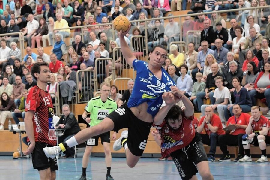 Handball-Relegation: Auer übernehmen Tabellenspitze - Flugshow: Mit fünf Treffern war Elias Gansau zweitbester Torschütze der Auer Handballer beim 29:26-Auswärtssieg in Braunschweig. Nun wartet am Sonntag Hildesheim auf die Erzgebirger. 