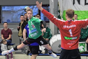 Handball-Sachsenliga: Schwergewicht wartet auf Zwönitzer HSV - Mit 27:33 haben sich die Zwönitzer Handballer um Tom Anger (l.) im Hinspiel Weinböhla geschlagen geben müssen.