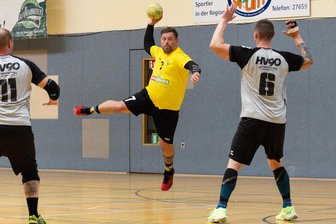 Handball: SG Oberland gewinnt Saisonfinale in Oelsnitz - Der Oelsnitzer Michael Michael wirft hier auf das Tor der SG Oberland.