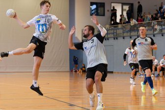 Handball: SG Oberland raus in Runde 1 – TSV Oelsnitz ist weiter - Tony Hennig (Mitte) von der SG Oberland kann hier den Flöhaer Magnus Scholz nicht am Wurf hindern.