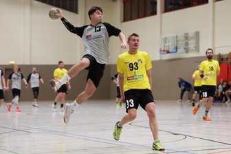 Handball: SG Oberland siegt zweimal deutlich – TSV Oelsnitz kassiert zwei Niederlagen - Fritz Weidlich von der SG Oberland (links) wirft hier auf das Oelsnitzer Tor. TSV-Akteur Justin Vogt steht dabei Spalier.