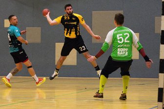 Handball: Sieg und Unentschieden für den TSV Oelsnitz - Max Schieferdecker (am Ball) holte mit dem TSV Oelsnitz einen Zähler gegen die HSG Sachsenring.