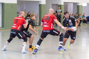 Handball-Teams aus dem Erzgebirge auswärts erfolgreich - Wie hier im Spiel gegen ZHC Grubenlampe (im Bild ganz rechts der Zwönitzer Miroslav Jahn) gewannen die Zwönitzer Handballer auch das Spiel gegen Koweg Görlitz. Damit rangieren sie auf Platz 5 der Tabelle.