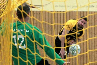 Handball: TSV Oelsnitz bei SV 04 Oberlosa III – Ein Spiel zum Vergessen! - TSV-Spieler Max Schieferdecker (rechts) erzielt hier einen seiner drei Treffer für die Oelsnitzer.