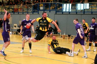 Handball: TSV Oelsnitz verpasst den Sprung auf Platz 2 - Der Oelsnitzer David Schmidt trifft hier für den TSV, Teamkamerad Felix Bechler schaut im Sitzen zu.