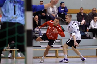 Handball-Verbandsliga: Glauchau/Meerane und Fraureuth gehen im Saisonendspurt leer aus - Für Denis Tran Van (hier am Ball im Spiel gegen Fraureuth) und sein Team vom HC Glauchau/Meerane II steht nur noch ein Saisonspiel an.