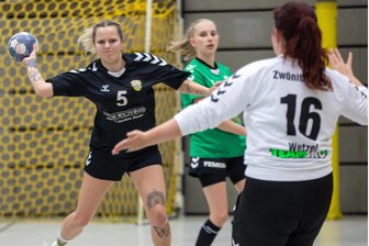 Handball-Verbandsliga: Oberlosa verteidigt Spitzenplatz - Johanna Mattes (am Ball) war mit acht Treffern erfolgreichste Werferin der Oberlosaer Handballerinnen.