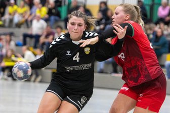 Handball-Verbandsliga: Oberlosaer Frauen bleiben an der Spitze - Die Oberlosaer Verbandsliga-Handballerinnen um Michelle Rieger (links) grüßen von der Tabellenspitze.