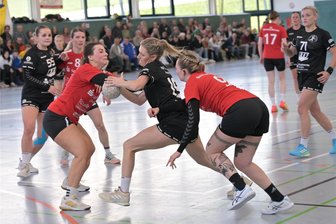 Handball: Vorbereitungen bei den Verbandsliga-Teams des HC Glauchau/Meerane gehen in die heiße Phase - Gegen den späteren Meister Langenhessen/Crimmitschau wurden die Handballerinnen des HC Glauchau/Meerane (rot) stark gefordert. Gegen Auftaktgegner Leipziger SV gewannen sie daheim, mussten sich auswärts aber geschlagen geben.
