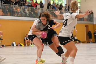 Handball: Weißenbornerinnen holen vierten Sieg in Folge und festigen Platz 3 - Sophie Zeller (8 Tore), hier in einem früheren Spiel, strahlte zusammen mit Julia Kiulies (9) die größte Torgefahr für die Weißenbornerinnen gegen Rödertal II aus.