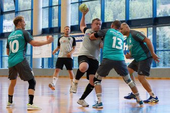 Handball: Wölfe aus Rodewisch werfen Oberländer aus dem Pokal - Marius Paul Dressel von der SG Oberland (am Ball) wird hier von Rodewischs Sandro Zuber gestoppt.