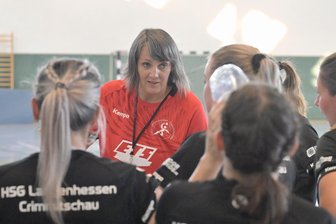 Handball: Woran sich die Trainerin der HSG Langenhessen/Crimmitschau auch nach fünf Jahren nicht gewöhnt hat - Corina Cupcea ist seit fünf Jahren Trainerin bei der HSG Langenhessen/Crimmitschau.