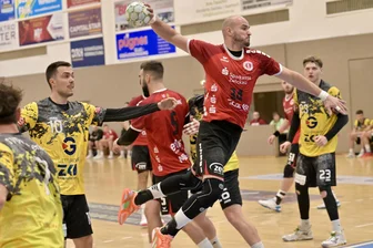Handball: ZHC Grubenlampe kommt im Derby ordentlich unter die Räder - Dmytrij Dych (am Ball) traf am Samstag gegen Oberlosa zweimal für den ZHC Grubenlampe.