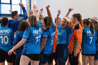 Handball: Zwei Teams aus dem oberen Vogtland wollen in die nächste Pokalrunde - Die Handballerinnen der SG Oberland erwarten am Sonntag den eine Klasse höher aktiven Roßweiner SV zum Pokalspiel.