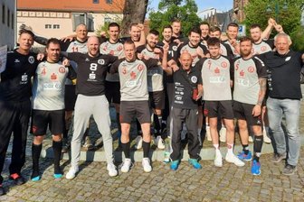 Handball-Zwickau in Jubellaune: Beide Landesmeistertitel geholt - Zwickauer Jubel in Weinböhla: Auch die abschließende Niederlage trübte die Freude über Platz 1 kaum. 