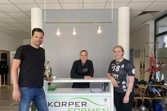 Handball: Zwickau vermeldet vierten Neuzugang - Carlotta Fege (rechts) ist die vierte neue Spielerin beim BSV Sachsen Zwickau. Trainer Norman Rentsch stellte die 18-Jährige, die von Borussia Dortmund nach Westsachsen wechselt, gemeinsam mit der ehemaligen BSV-Spielerin Silvia Sajbidor im Rahmen der Partnerschaft mit deren Unternehmen Körperformen Zwickau vor.