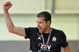 Handball: Zwickauerinnen wollen Aufstiegsfeier für Fans unbedingt nachholen - Norman Rentsch freut sich nach einer gelungen Aktion seiner Mannschaft. Die Siegerfaust konnte er in dieser Saison sehr oft zeigen.