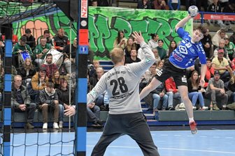Handball: Zwönitzer kassieren Packung im Nachholspiel gegen Auer Juniorteam - Insgesamt 39-mal mussten die Zwönitzer Torhüter Albert Baumgarten (Foto) und Franz Lieberwirth hinter sich greifen. Aues Finn Espig, der hier zum Wurf ansetzt, versenkte vier Bälle im Netz.