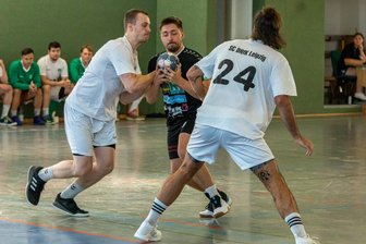Handball: Zwönitzer Teams starten furios in die neue Saison - Nico Köhler vom Zwönitzer HSV nimmt es gleich mit zwei Gegenspielern auf.