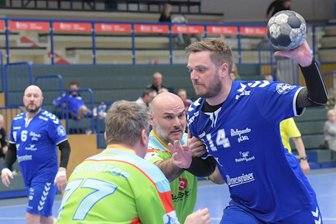 Handballer aus dem Erzgebirge überbrücken Länderspielpause mit Turnier - 2023 war Alexander Sippel für das Sponsorenteam des EHV Aue am Ball.