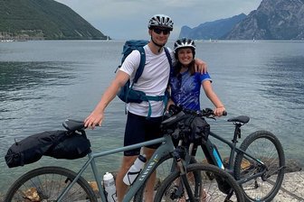 Handballer aus Glauchau nutzt Corona-Pause für Radtour über die Alpen - Sebastian Poppitz und Katharina Ernst am Gardasee.