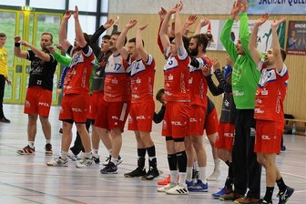 Handballer aus Glauchau und Meerane, wie sie (fast) keiner kennt - Das HC-Team jubelt über den Einzug in die Play-offs. Am heutigen Samstag, um 17 Uhr, findet das erste Heimspiel gegen den NHV Concordia Delitzsch statt. 