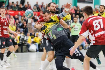 Handballer aus Oberlosa fahren als Außenseiter nach Rostock - Oberlosas Roman Becvar (am Ball) spielte einst für den kommenden Gegner aus Rostock.