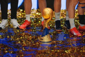 Handballer bei Heim-WM gegen Serbien, Tunesien und Uruguay - Um diesen WM-Pokal kämpft Deutschland beim Heim-Turnier im Januar 2027. (Archivbild)