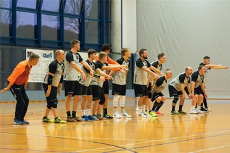 Handballer der SG Oberland erzielen 30 Tore – Der Gegner aber auch... - Die Oberland-Spieler feierten mit ihren Fans das Unentschieden.