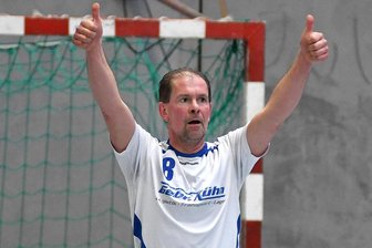 Handballer der SG Striegistal kehren in den Spielbetrieb zurück - Daumen hoch: Mario Donner und die SG Striegistal sind zurück im Spielbetrieb.