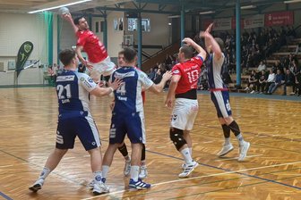 Handballer des HC Einheit Plauen gehen mit Sorgen in die Weihnachtspause - Auch die 13 Tore von Petr Linhart (am Ball) konnten die bittere 36:38-Niederlage des HC Einheit Plauen in Eisenach nicht verhindern.