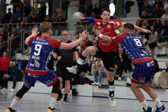 Handballer des HC Glauchau/Meerane retten in Unterzahl ein 25:25 gegen HC Burgenland ins Ziel - HC-Kapitän Sebastian Poppitz (am Ball) erzielte im Heimspiel am Samstag das erste und das letzte Tor.