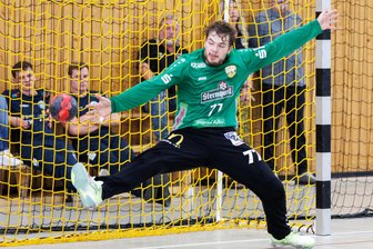 Handballer des SV 04 Oberlosa gewinnen dramatisches Finale beim Pokal des Oberbürgermeisters - Beim Pokal des Oberbürgermeisters: Oberlosas Keeper Henric Ebert beim Siebenmeterwerfen. Nach einem spannenden Finale gewann sein SV 04 gegen den HC Erlangen II.
