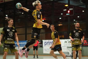 Handballer des SV 04 Oberlosa haben ihr Team für die neue Saison zusammen - Johann Niklas Malta beim Wurf.