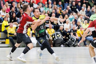 Handballer des SV 04 Oberlosa „international“ gefordert - Teo Jezernik (Mitte) in Aktion. Am Samstag peilt er mit seinen Teamkollegen den nächsten Heimsieg an.