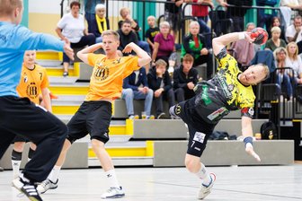 Handballer des SV 04 Oberlosa laden zum Heim-Pokalturnier - Auf Libor Hanisch (hier im Testspiel gegen Bayreuth am Ball) und den SV 04 Oberlosa wartet am Freitag und Samstag das Turnier um den Pokal des Oberbürgermeisters.
