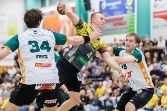 Handballer des SV 04 Oberlosa verlieren Spiel und Torjäger - Auf Matevž Kunst (am Ball) werden die Oberlosaer erst einmal verzichten müssen.
