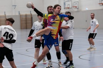 Handballer des TSV Fortschritt Mittweida verpassen Befreiungsschlag im Abstiegskampf - Kay Schröder, hier im Hinspiel gegen den Burgstädter HC, traf diesmal sechsmal. Dennoch unterlagen die Mittweidaer deutlich.