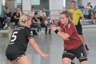 Handballer des Zwönitzer HSV ohne Glück: „Irgendwie soll es nicht sein“ - Der Zwönitzer HSV – hier Michelle Kaulfuß mit Ball – stand gegen Spitzenreiter Langenhessen/Crimmitschau auf verlorenem Posten.
