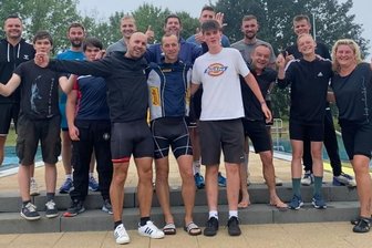 Handballer wechseln die Sportart - Gute Laune nach einer anstrengenden Ausdauereinheit: Jan Müller, Stefan Brautzsch, Lukas Schmieder, Roberto Clauß, Stefan Ernst, Phillip Rogler und Felix Lang (obere Reihe von links) sowie Kai Härtwig, Tom Härtwig, Marcus Pollmer, Sebastian Natzschka, Maximilian Schwentke, Ingo Lang, Moritz Natzschka und Susi Kretzschmar wagten sich ins Mittweidaer Schwimmbecken sowie auf die Fahrrad- und Laufstrecken. 